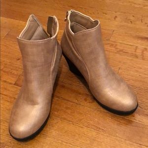 NWOT, Alana Beige Booties, size 8
